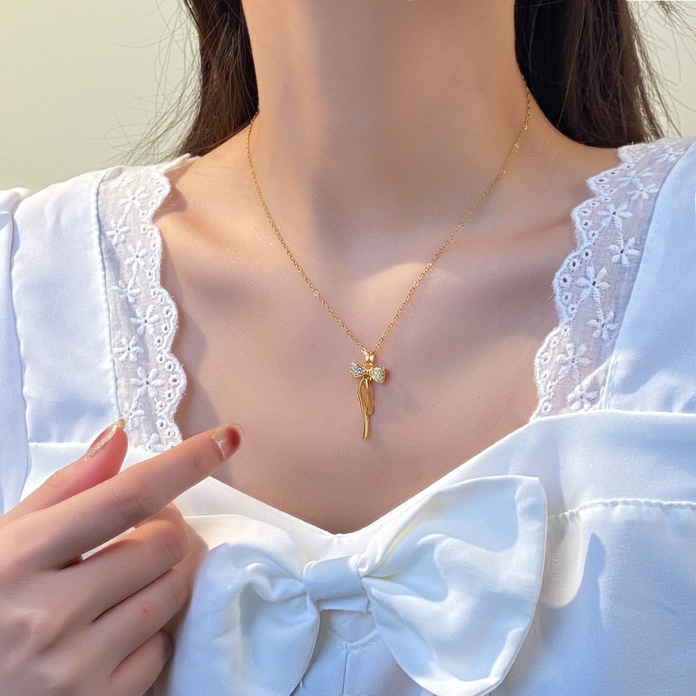 Korean version simple 18k gold-plated tassel bow necklace, a rare and light luxury titanium steel collarbone chain, a popular accessory for women details Picture