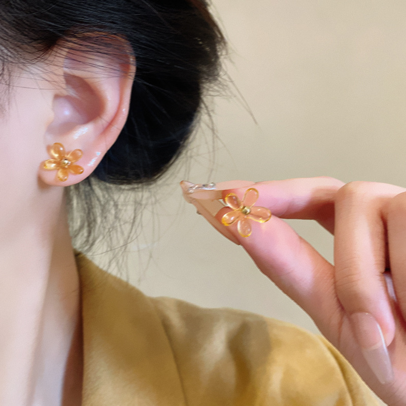 Hong Kong-style transparent resin flower stud earrings, a niche design for women, versatile and sweet, unique autumn and winter earrings details Picture
