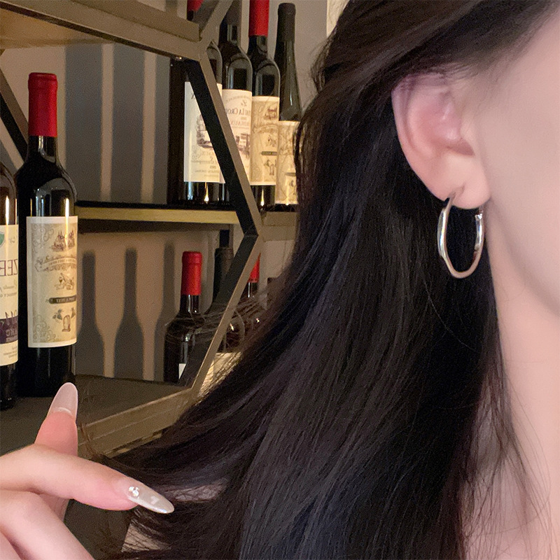 Versatile and simple large ear rings, women's plain ring earrings, high-end earrings, new 2025 bestsellers, ear studs and ear buckles Application Scenario