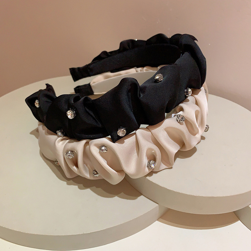 The satin pleated hairband exudes a simple and elegant charm. It is decorated with rhinestones and stars, and features a wide-brimmed headband and a high hairpin on the top of the head details Picture