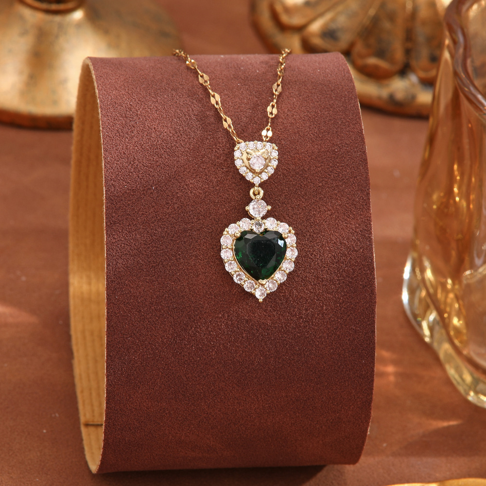 Japanese and Korean heart-shaped dynamic necklace for women, titanium steel, non-fading copper, slightly inlaid rhinestone, zircon design, light luxury pendant collarbone chain Application Scenario