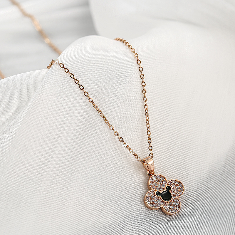 A genuine gold electroplated and slightly inlaid zircon four-leaf clover necklace with a unique and light luxury design for women, a collarbone chain that is a versatile accessory for Internet celebrities Application Scenario