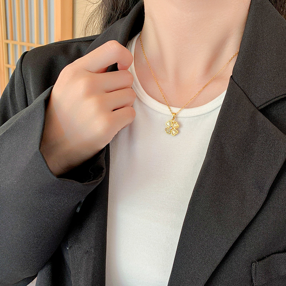 Korean InS-style high-end cat's eye four-leaf clover titanium steel necklace, a unique and exquisite zircon collarbone necklace for women Application Scenario