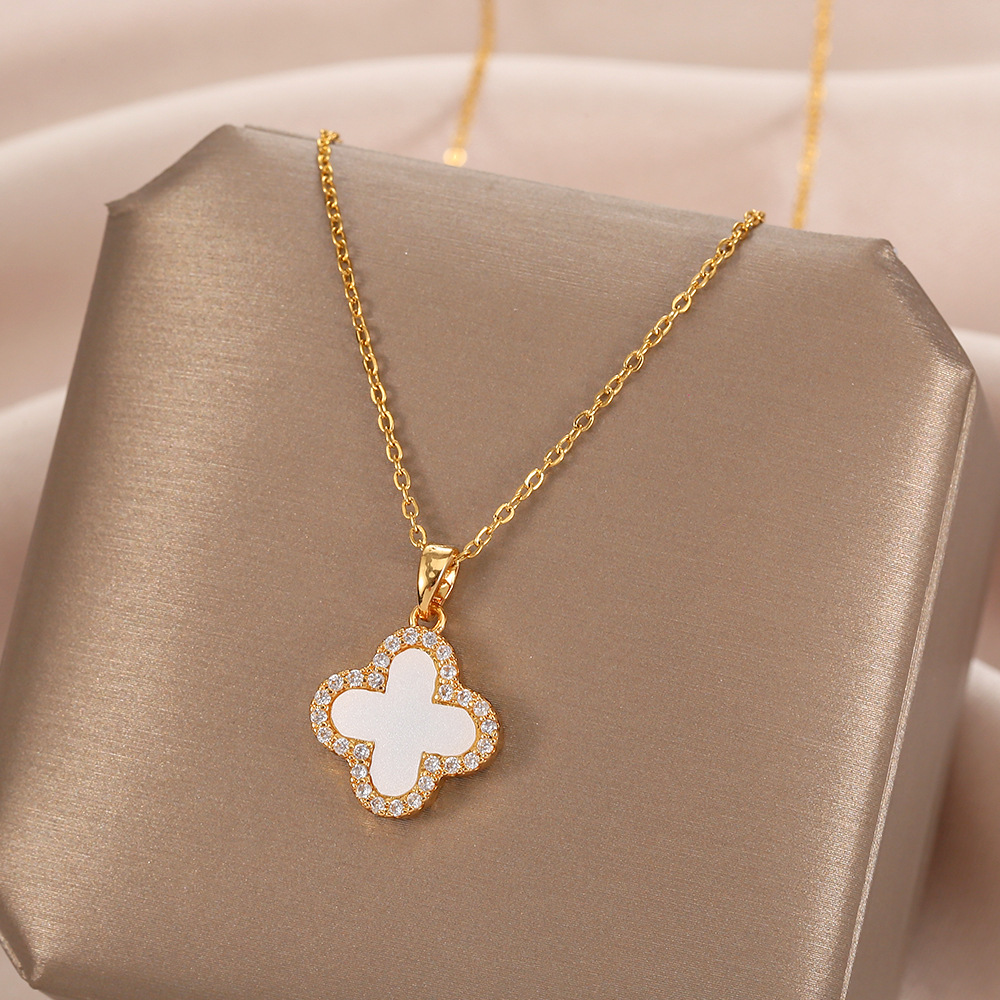 Golden luxury four-leaf clover necklace, women's black and white double-sided design sense, popular collarbone chain, 18k gold-plated neckchain Application Scenario