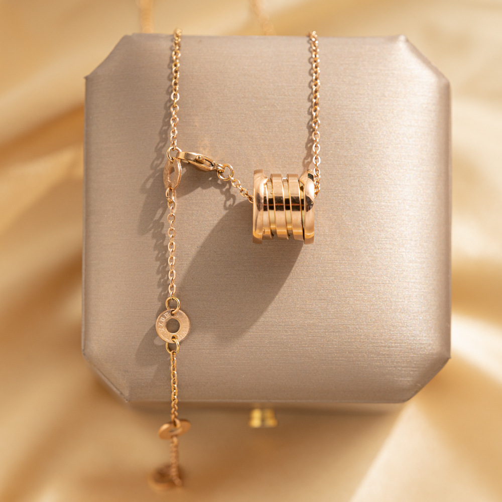 Personalized and fashionable spring waist titanium steel necklace for women, light luxury, non-fading, versatile collarbone chain, a popular accessory full figure