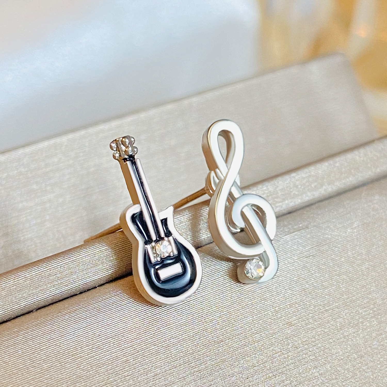 European and American InS-style guitar note stud earrings, with a unique and elegant design sense, asymmetrical violin earrings and cute earrings Specification drawing