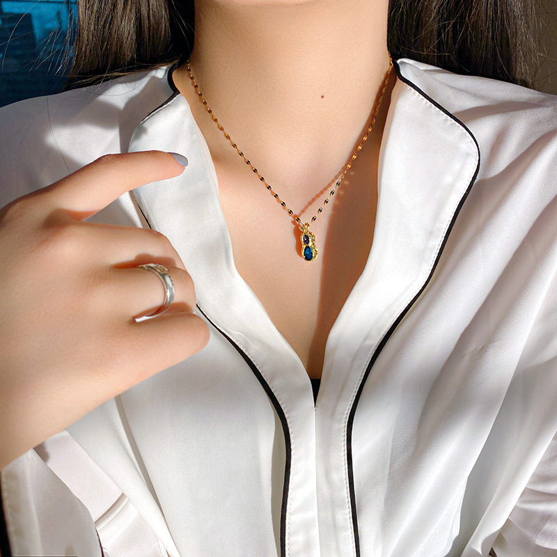The popular sapphire two-color peanut necklace on Xiaohongshu, a unique and fashionable titanium steel collarbone chain, is a niche and light luxury accessory Application Scenario