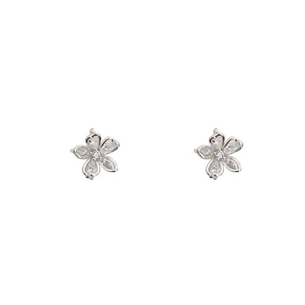 The hollowed-out zirconium flower earrings suitable for spring exude a sense of high-end elegance and grandeur. The stud earrings are a niche design for women Item Picture