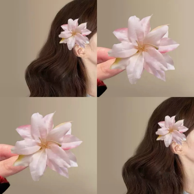A stylish red faux lily flower fringe with an ins hairpin for taking photos, a high-end and elegant hair accessory and a versatile hair clip Specification drawing
