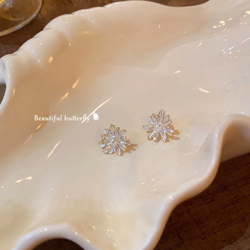 Spring and summer bestsellers: Gentle and elegant white flower stud earrings for women, sweet glazed small Daisy earrings. Wholesale of bestsellers' earrings Specification drawing