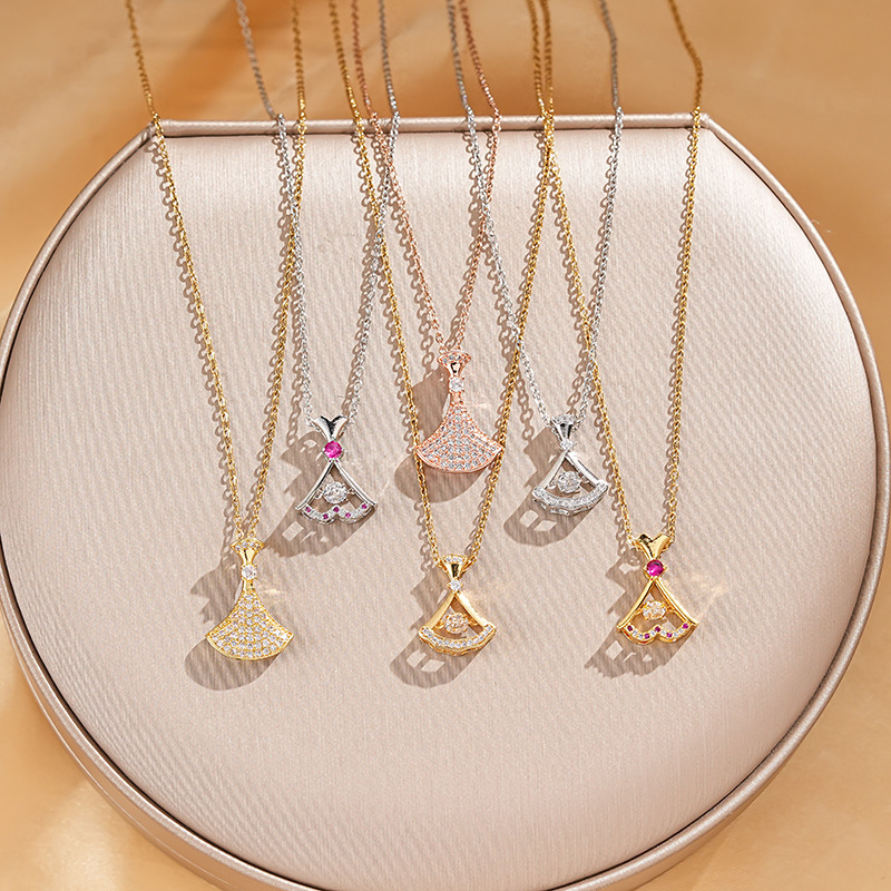 Copper-inlaid zircon pendant, titanium steel necklace, classic and dynamic women's fashion, collarbone chain, niche high-end accessory full figure
