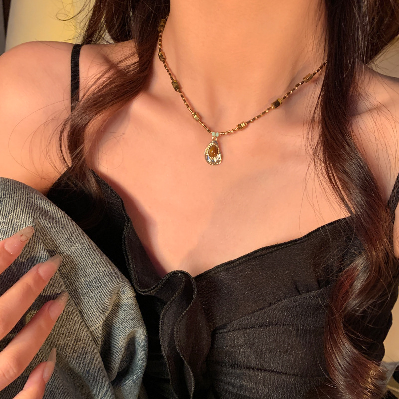 The Maillard coffee-colored irregular tiger's eye necklace, a retro collarbone chain with feminine charm, is a versatile and popular accessory for autumn and winter details Picture