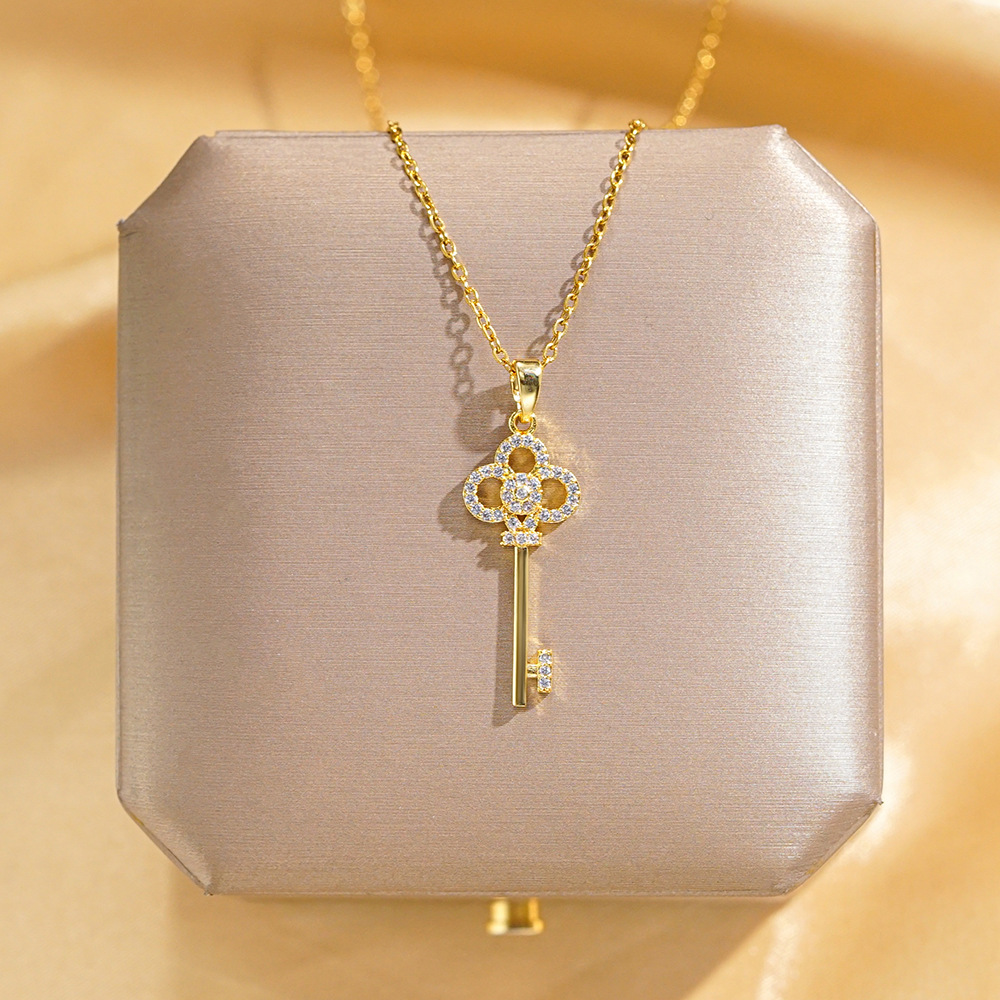 Korean Instagram-style cloverleaf key pendant titanium steel necklace, women's fashionable and simple, internet-famous collarbone chain, versatile accessory full figure