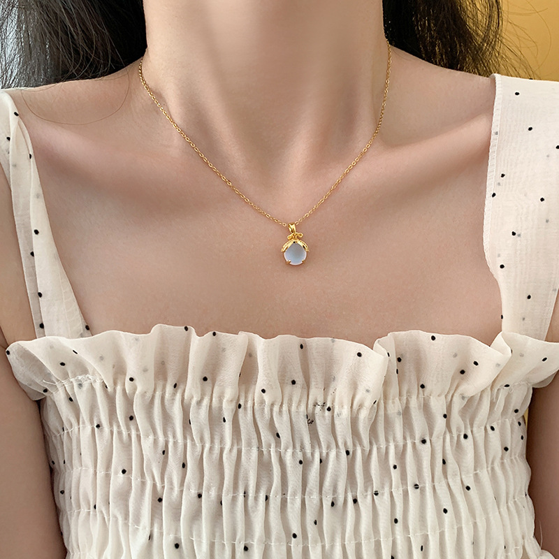 Korean InS-style colorful little firefly pendant titanium steel necklace, a niche design sense for women, a delicate collarbone chain that has become a social media sensation details Picture