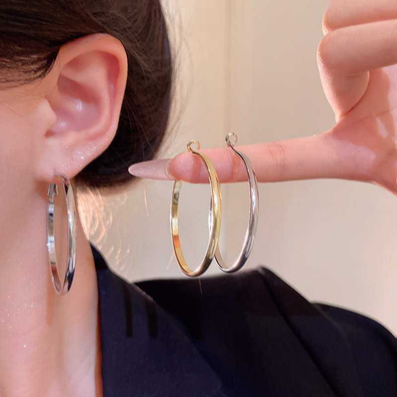 Cold and stylish ring ear earrings for women, European and American style, fashionable and elegant, high-end sense. Large plain ring earrings, a bestseller for women in 2025 details Picture