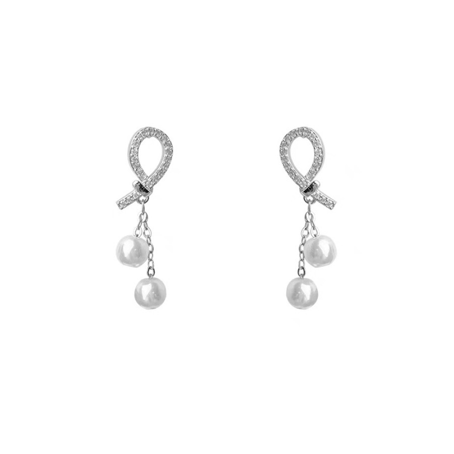 Asymmetrical heart-shaped pearl earrings, a new bestseller for women in 2025, are unique stud earrings with a light luxury style and a high-end feel Item Picture