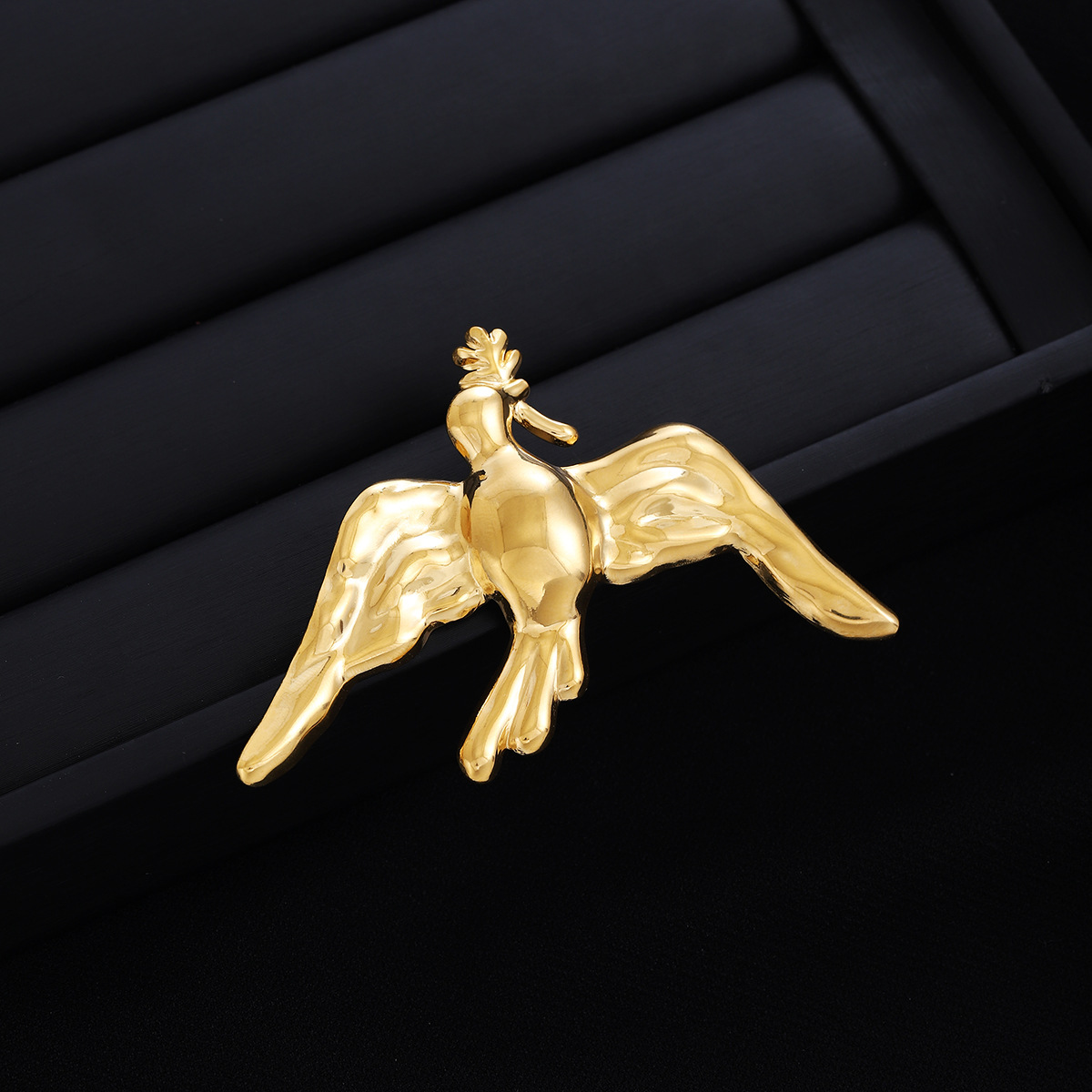vintage matte plain gold peace dove brooch, a light luxury and high-end metallic style, fashionable and elegant brooch for women Application Scenario