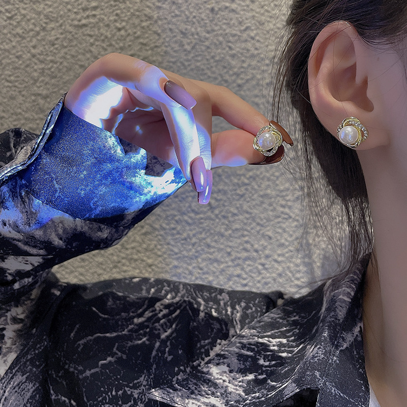 Korean bestsellers, simple and elegant pearl stud earrings, women's light luxury, niche, super sparkling diamond-encrusted geometric earrings and earrings wholesale details Picture