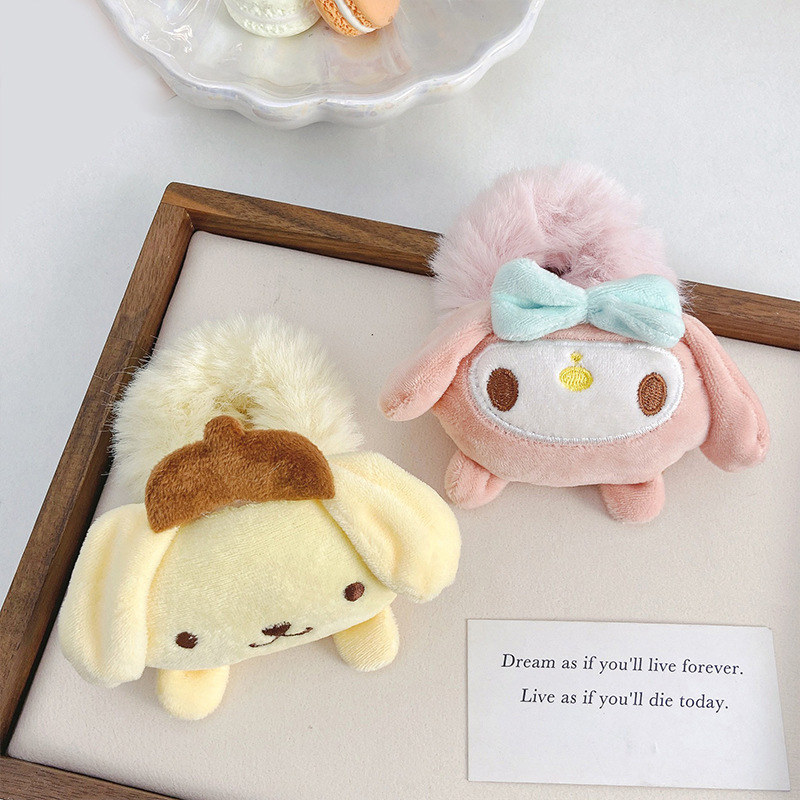 A Japanese-style Sanrio plush hair band, a girl with a bun hairstyle, a high ponytail, a large intestine hair band, a hair tie and a hair tie, and a cute big brother Application Scenario