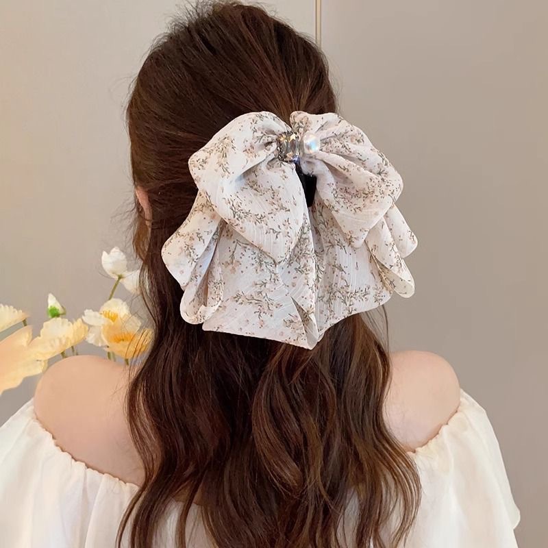 Exquisite small floral pinch princess-style sweet hair clip to increase hair volume, retro and fashionable shark clip women's pearl hair accessory Application Scenario