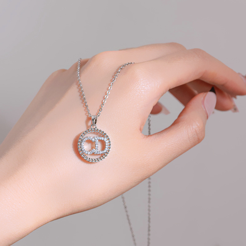 Korean InS-style letter CD circular necklace with feminine charm, full diamond titanium steel collarbone chain, retro and versatile accessories wholesale Specification drawing
