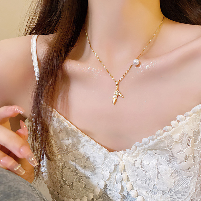 French retro fishtail zircon titanium steel necklace, with a high-end design sense and versatile style, is a popular collarbone chain and necklace accessory details Picture