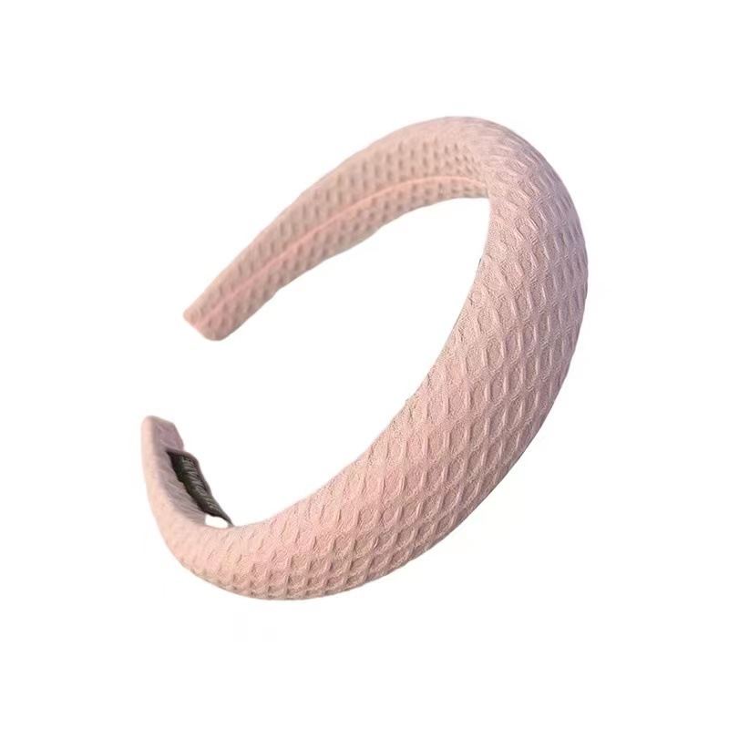 The new cream-colored waffle hairband from Spring and Autumn exudes an ethereal charm. The high top sponge wide hairband in candy color brings back a sweet and girlish vibe Item Picture