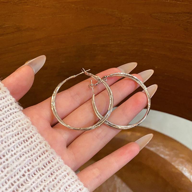 European and American exaggerated large circle earrings, women's niche design sense, high-end temperament, simple and cold style ear rings, ear studs and earrings Specification drawing