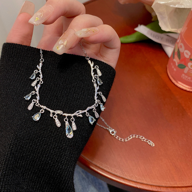 This cold and elegant diamond-encrusted water-drop titanium steel necklace exudes a high-end feminine charm. It features a retro collarbone chain and is a popular neckchain accessory details Picture