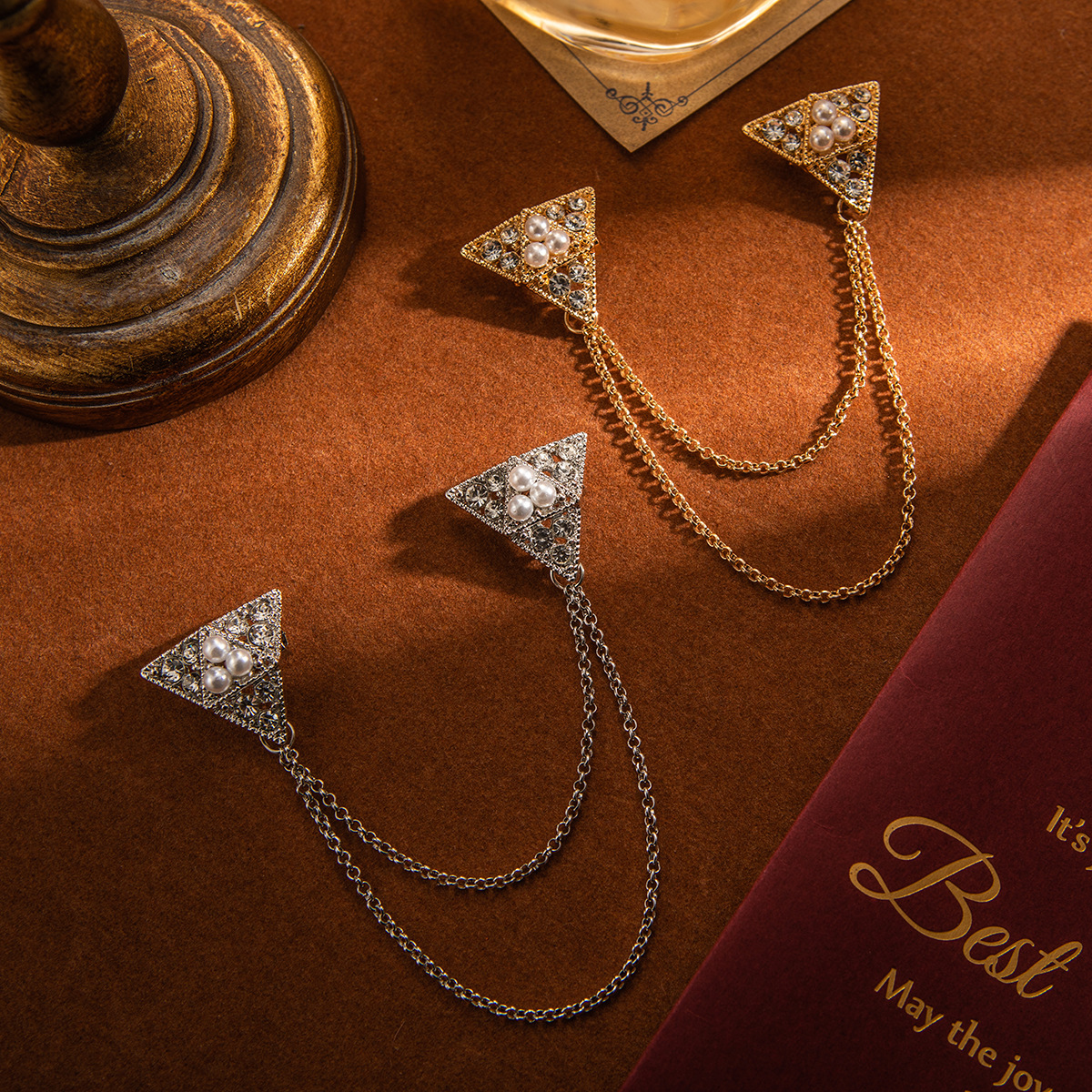 Men's suit with diamond-encrusted triangular pearl brooch, brooch, badge, tassel, multi-layer chain, collar pin, brooch and brooch full figure