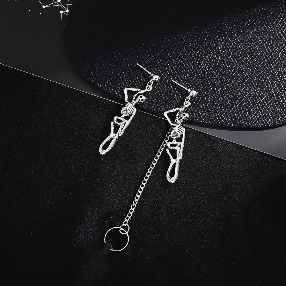 European and American aged alloy skull earrings, trendy punk asymmetrical chain ear clips, Halloween couple accessories Specification drawing