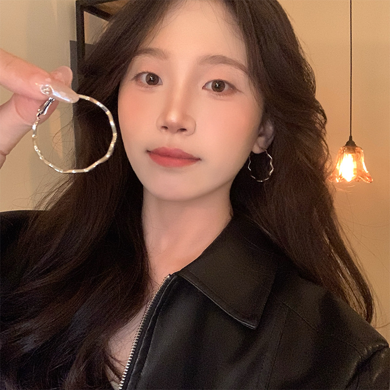 The 2025 new style of exaggerated wavy large circle earrings for women in Europe and America, with a light luxury and high-end feel, and the metal earrings with ring stud earrings are trendy details Picture