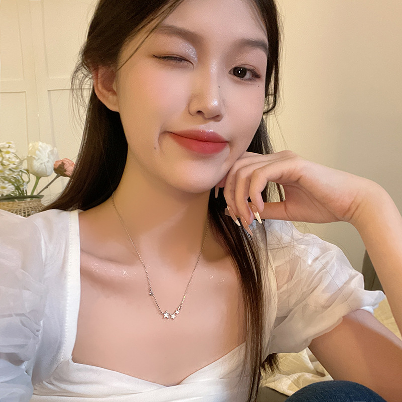 Korean version exquisite full-diamond five-pointed star titanium steel necklace, cold and gentle female, sparkling and elegant collarbone chain necklace wholesale Application Scenario