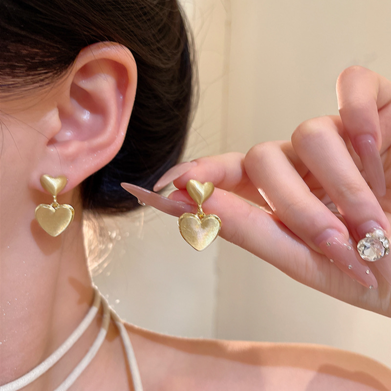Brushed heart-shaped earrings for women, 2025 new bestsellers, high-end heart-shaped earrings, light luxury and niche stud earrings and earrings wholesale details Picture