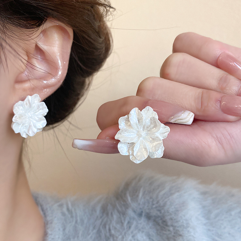 Korean style simple white flower earrings for women, fashionable, elegant, fresh and sweet 925 silver needle earrings wholesale details Picture