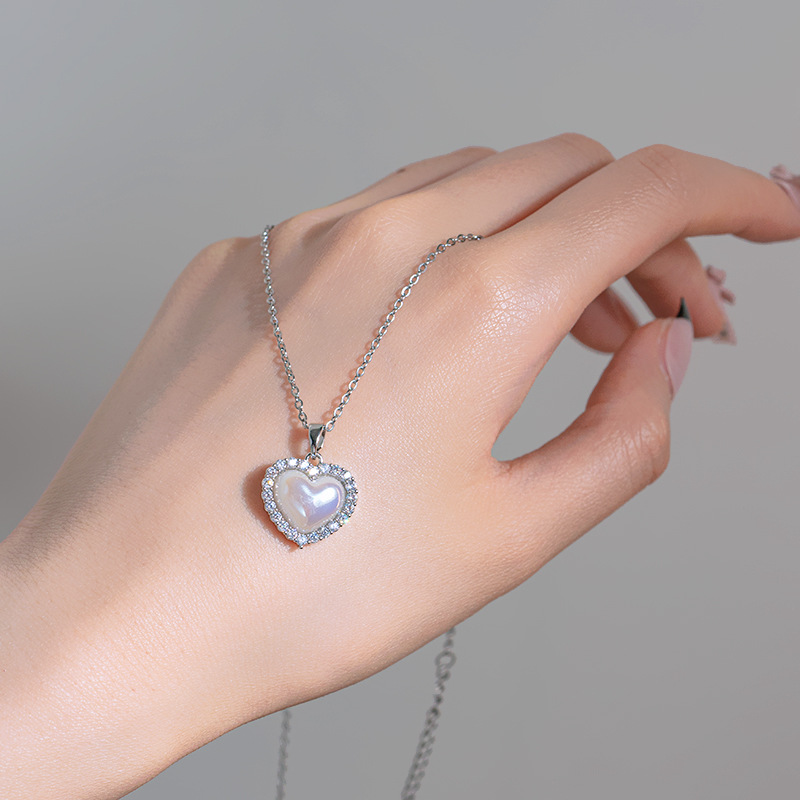 Fashionable full-diamond heart-shaped pendant titanium steel necklace for women, summer niche light luxury collarbone chain, silver versatile Internet celebrity accessory full figure