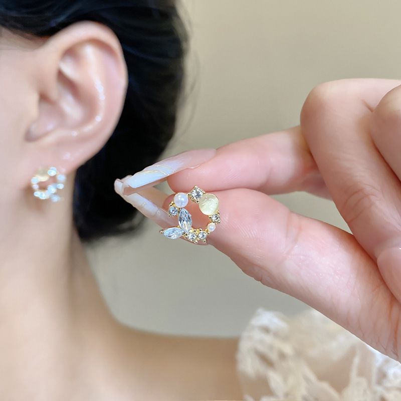 Korean-style hollowed-out round flower pearl earrings are versatile and high-end for women. Exquisite zircon stud earrings are unique and popular earrings details Picture