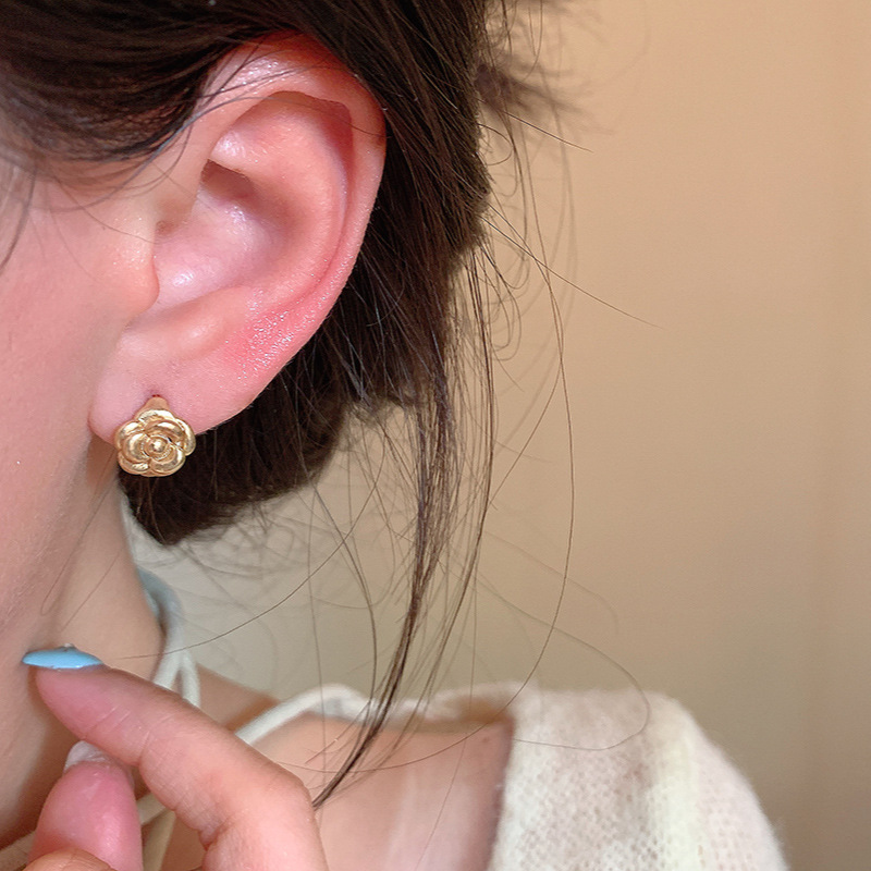 Retro golden rose ear buckles, high-end, light luxury, niche earrings, women's fashion, versatile earrings and accessories wholesale Application Scenario
