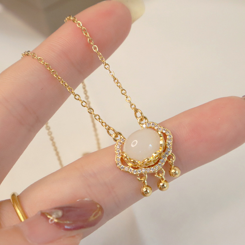 The popular cat's eye stone peace lock necklace on Douyin, a cold and luxurious style for women on Instagram, is a popular collarbone chain and titanium steel neck chain full figure