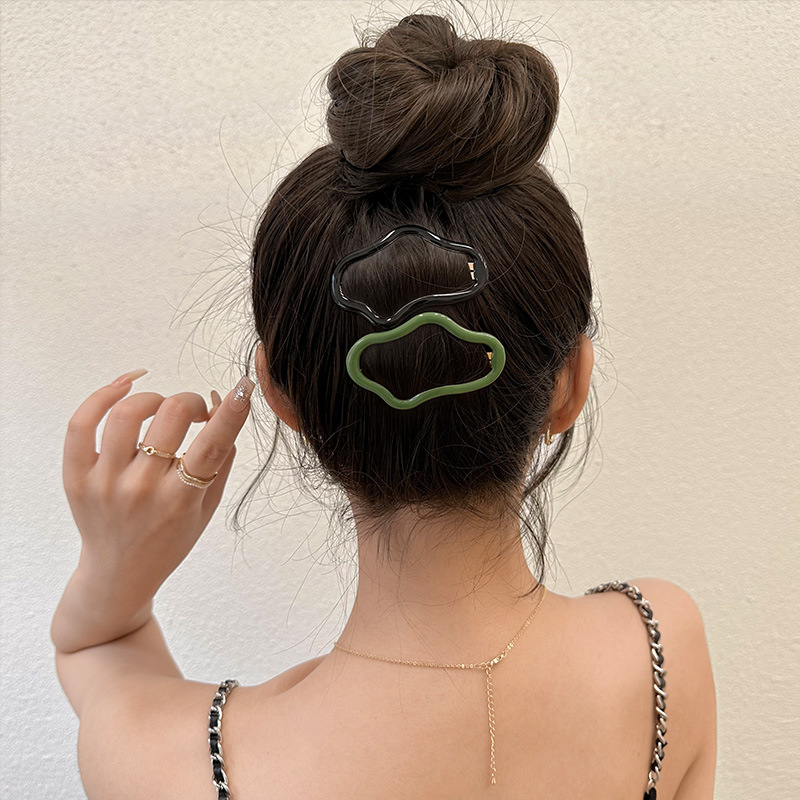 Cloud-shaped hollowed-out hair clips for a baby girl, with a fringe on the forehead, a side clip for a high-end look, and a clip on the back of the head as a headwear Specification drawing