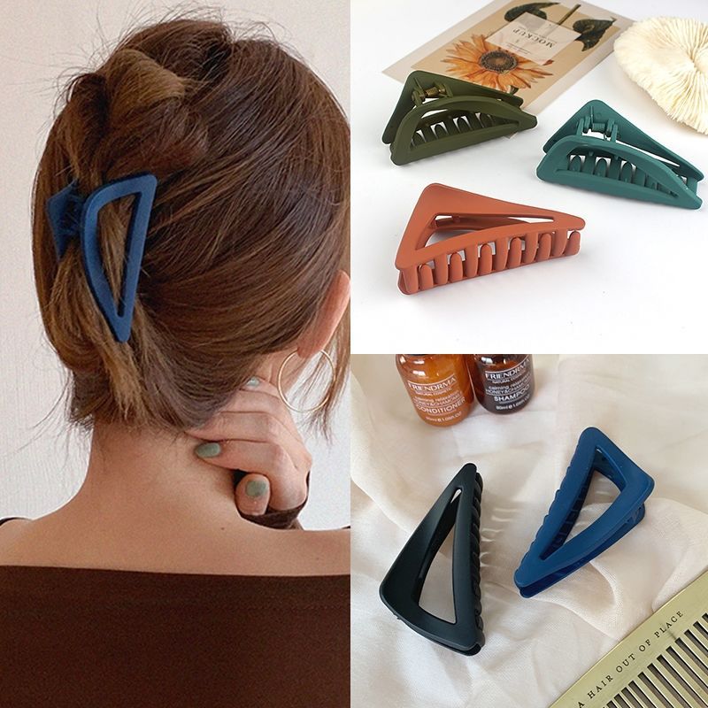 The new Korean-style triangular claw clip is a high-end shark clip hair accessory for the back of the head in summer full figure