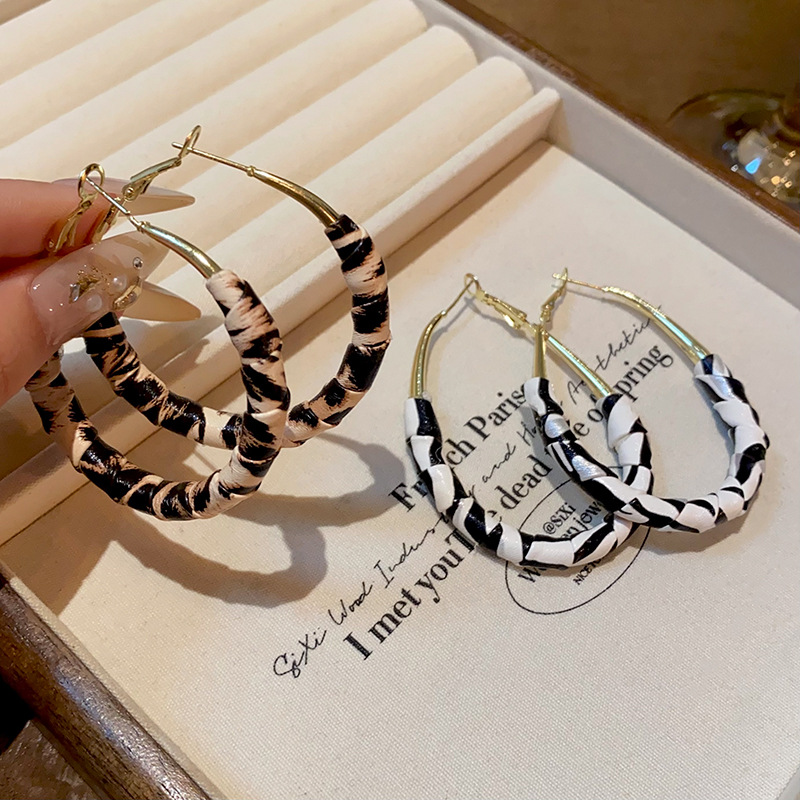 Round leopard print leather ear ring earrings for women, S925 silver needle, European and American geometric style, high-end circle earrings wholesale Application Scenario