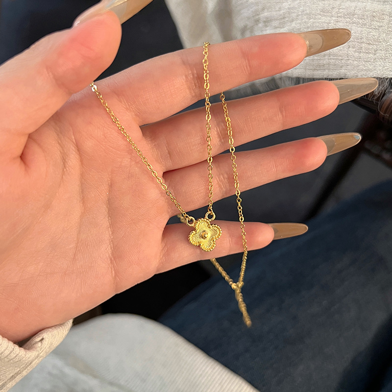 Four-leaf clover necklace pendant, 18K titanium steel, light luxury, double-sided mother-of-pearl design collarbone necklace, does not fade, fashionable and high-end Application Scenario