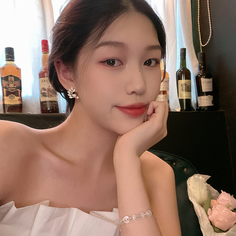 S925 Silver Needle Leaf Pearl Earrings for Women, light luxury, fashionable, niche and high-end feel, zircon stud earrings, simple and retro earrings details Picture