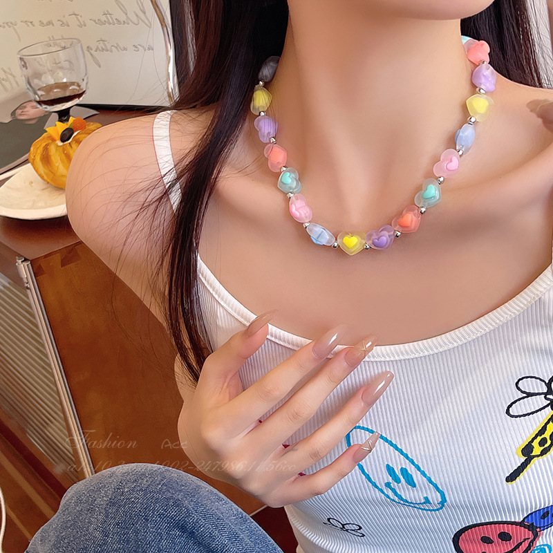 Dopamine colorful heart-shaped beaded necklace for women in an Instagram style, sweet and versatile, a hot girl collarbone chain, a best-selling necklace accessory full figure