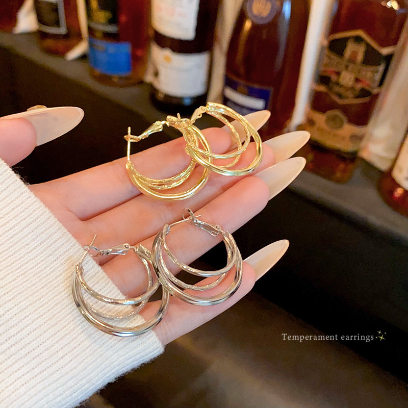 Korean-style simple and high-end multi-layer ear loops, women's metal hollowed-out ring ear studs, autumn and winter personalized and elegant commuting earrings full figure