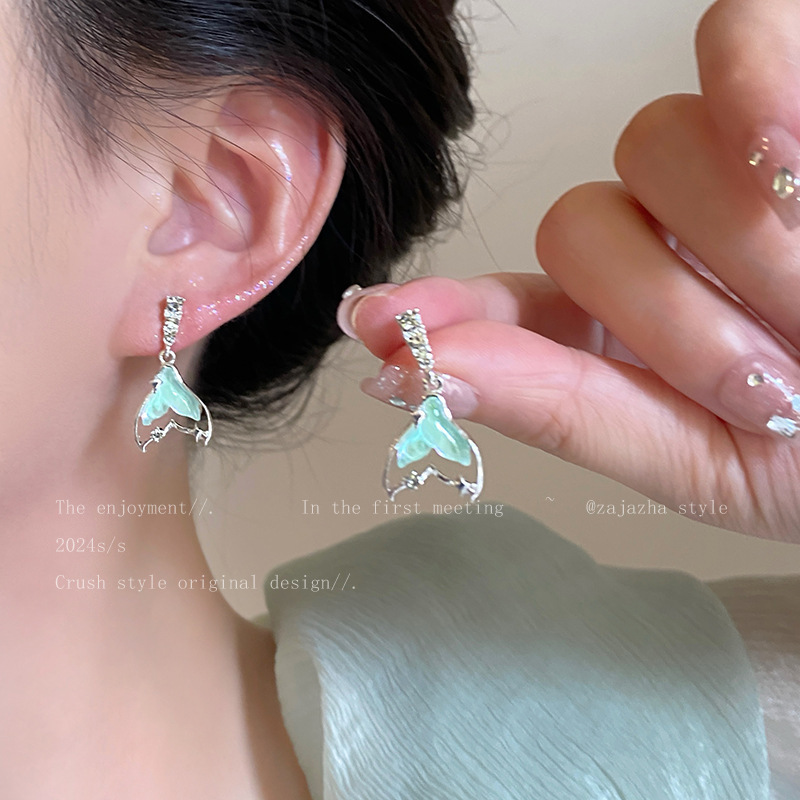 Colorful beauty fishtail zircon stud earrings for women, a high-end Korean-style, super fairy-like, niche and elegant style earrings, 925 silver needle Specification drawing