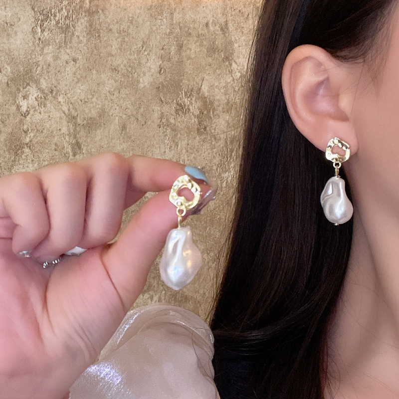 French retro Baroque irregular-shaped pearl earrings for women, simple and versatile, elegant and stylish. Geometric stud earrings, high-end and sophisticated earrings full figure