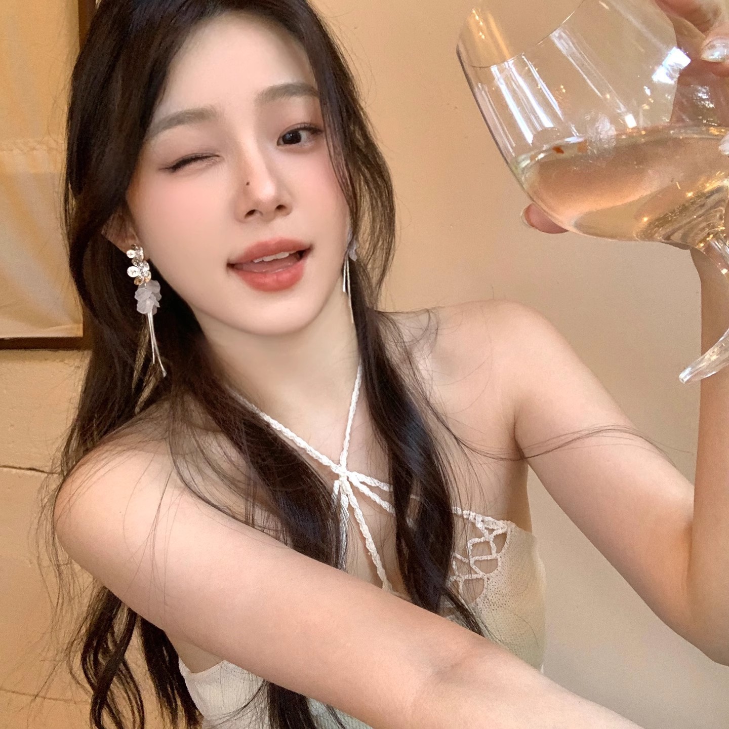 The super ethereal silver flower shell tassel earrings exude a high-end feminine charm and a seaside vacation style. The stud earrings are an absolutely beautiful and elegant earpiece details Picture