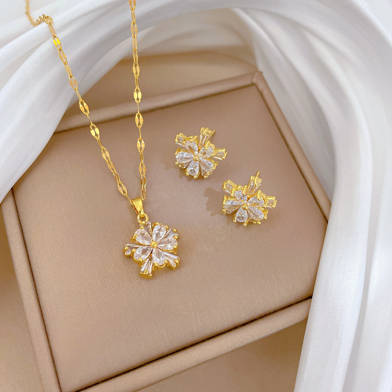 【 Titanium Steel 】 Double-layer flower necklace earrings set, light luxury, micro-inlaid, personalized and elegant banquet earrings and necklaces combination full figure